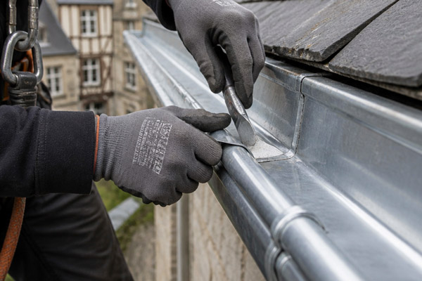 Pose de gouttières en zinc et travaux de zinguerie à Plouër-sur-Rance